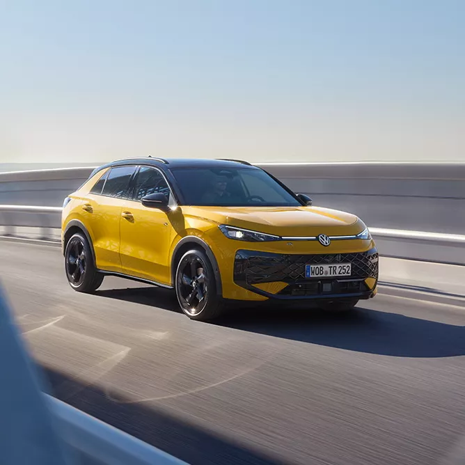 Volkswagen T-Roc auf einer Brücke